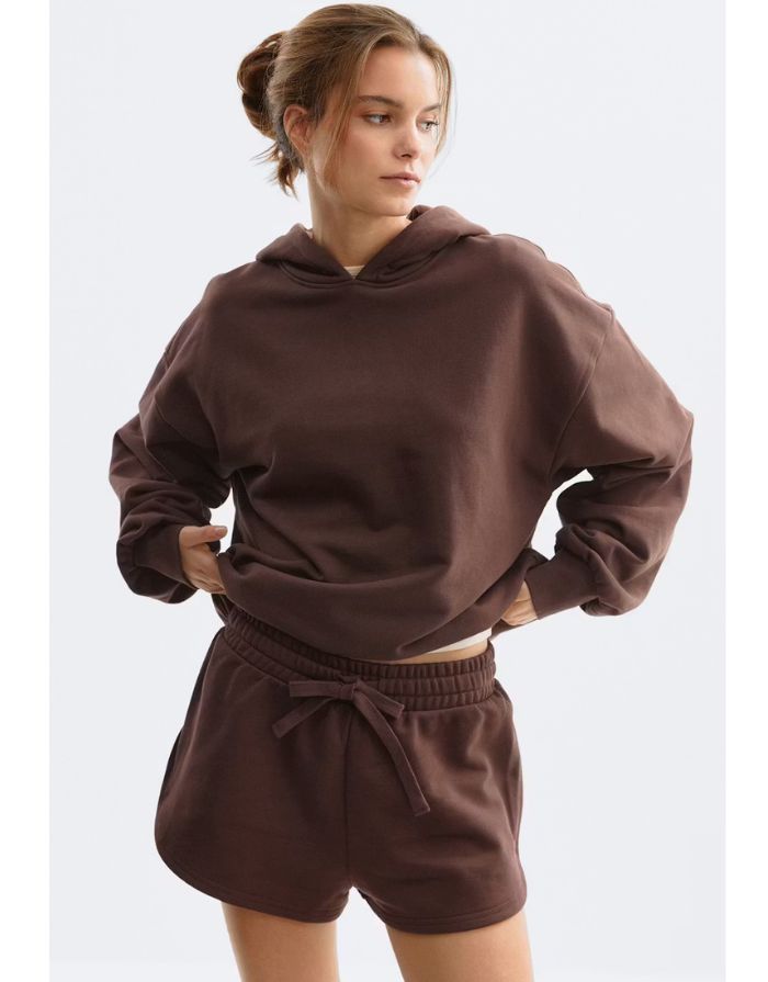Brauner Hoodie von Gina Tricot mit lockerem Schnitt und Textprint auf dem Rücken.