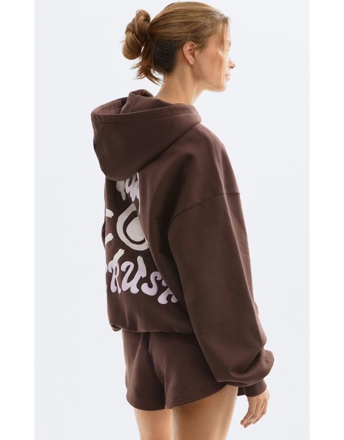 Brauner Hoodie von Gina Tricot mit lockerem Schnitt und Textprint auf dem Rücken.