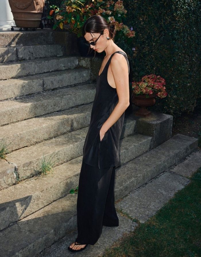 Schwarze Molie Hose von MSCH Copenhagen mit weitem Bein, elastischem Bund und fließendem Fall am Model