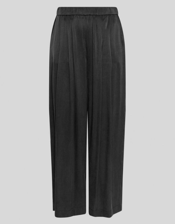 Schwarze Molie Hose von MSCH Copenhagen mit weitem Bein, elastischem Bund und fließendem Fall von hinten.