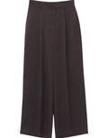 Dunkelbraune Pleated Satin Hose von Gina Tricot mit weitem Bein, Plisseestruktur und fließender Satinoptik von vorne