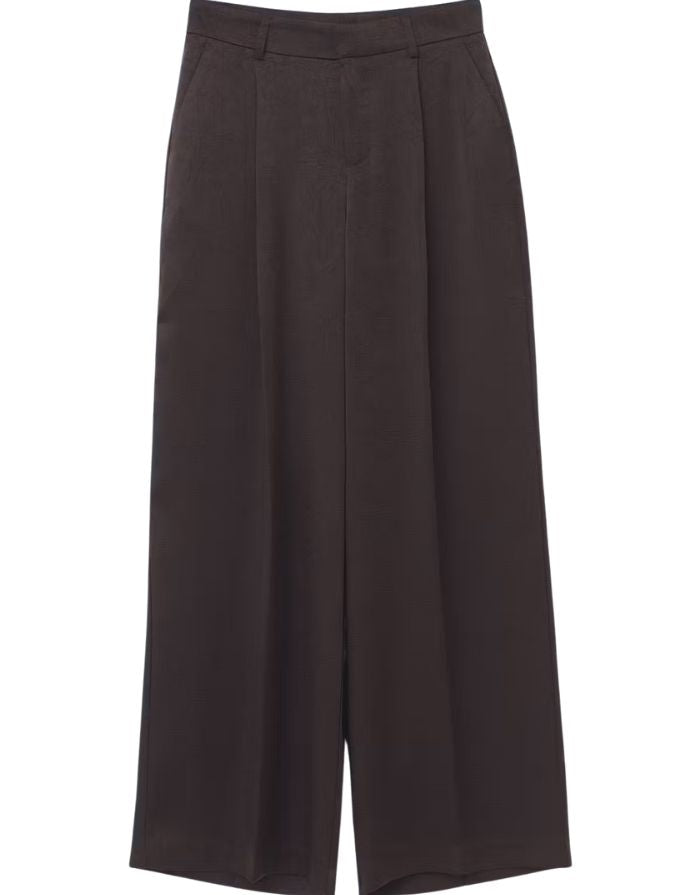 Dunkelbraune Pleated Satin Hose von Gina Tricot mit weitem Bein, Plisseestruktur und fließender Satinoptik von vorne
