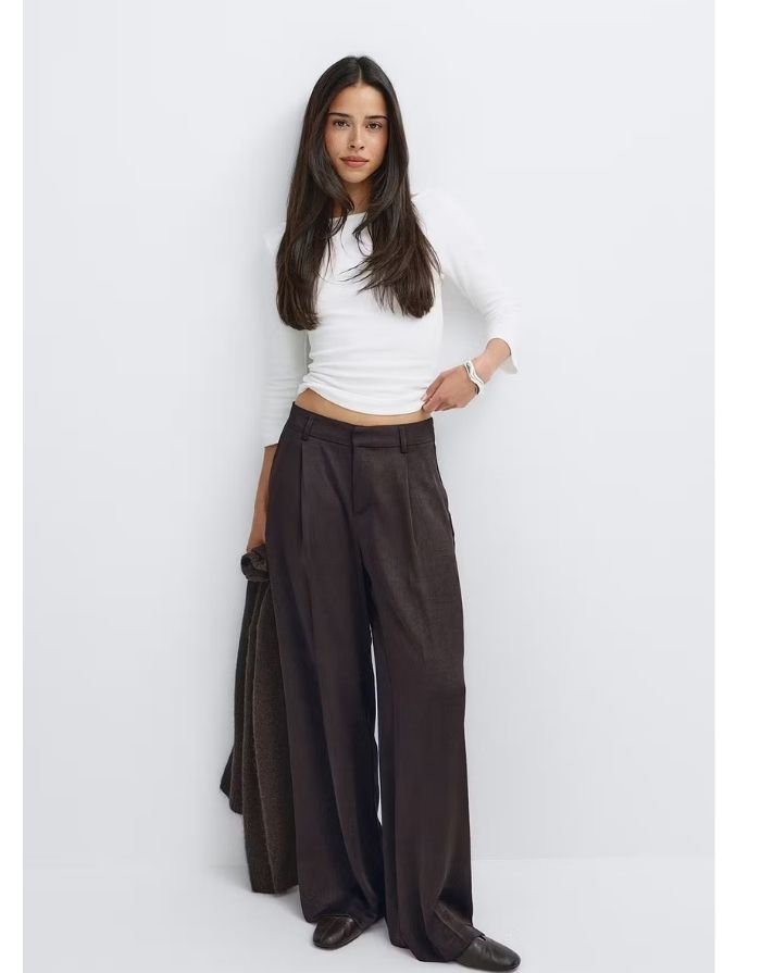 Dunkelbraune Pleated Satin Hose von Gina Tricot mit weitem Bein, Plisseestruktur und fließender Satinoptik.