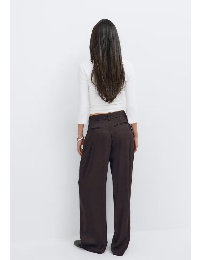 Dunkelbraune Pleated Satin Hose von Gina Tricot mit weitem Bein, Plisseestruktur und fließender Satinoptik von Ihnen.