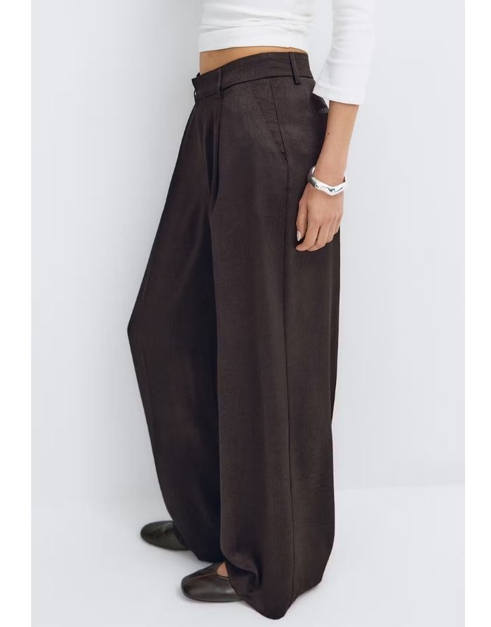 Dunkelbraune Pleated Satin Hose von Gina Tricot mit weitem Bein, Plisseestruktur und fließender Satinoptik von der Seite