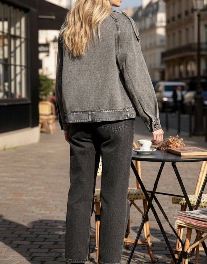  Oversize Jeansjacke in grauer Denim-Waschung mit Perfecto-Schnitt und Gürtelverschluss.