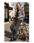  Oversize Jeansjacke in grauer Denim-Waschung mit Perfecto-Schnitt und Gürtelverschluss.