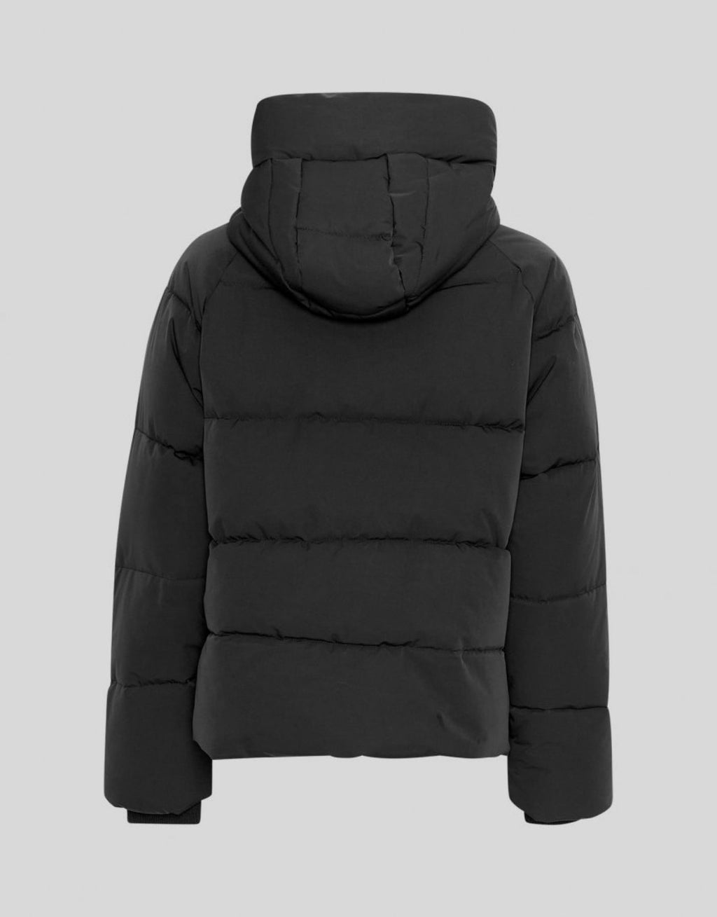 Schwarze kurze Winterjacke Pavinaria Short von MSCH Copenhagen mit Kapuze, hohem Kragen, leichter Wattierung und seitlichen Reißverschlüssen.