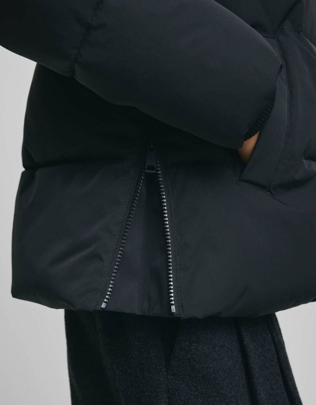 Schwarze kurze Winterjacke Pavinaria Short von MSCH Copenhagen mit Kapuze, hohem Kragen, leichter Wattierung und seitlichen Reißverschlüssen.