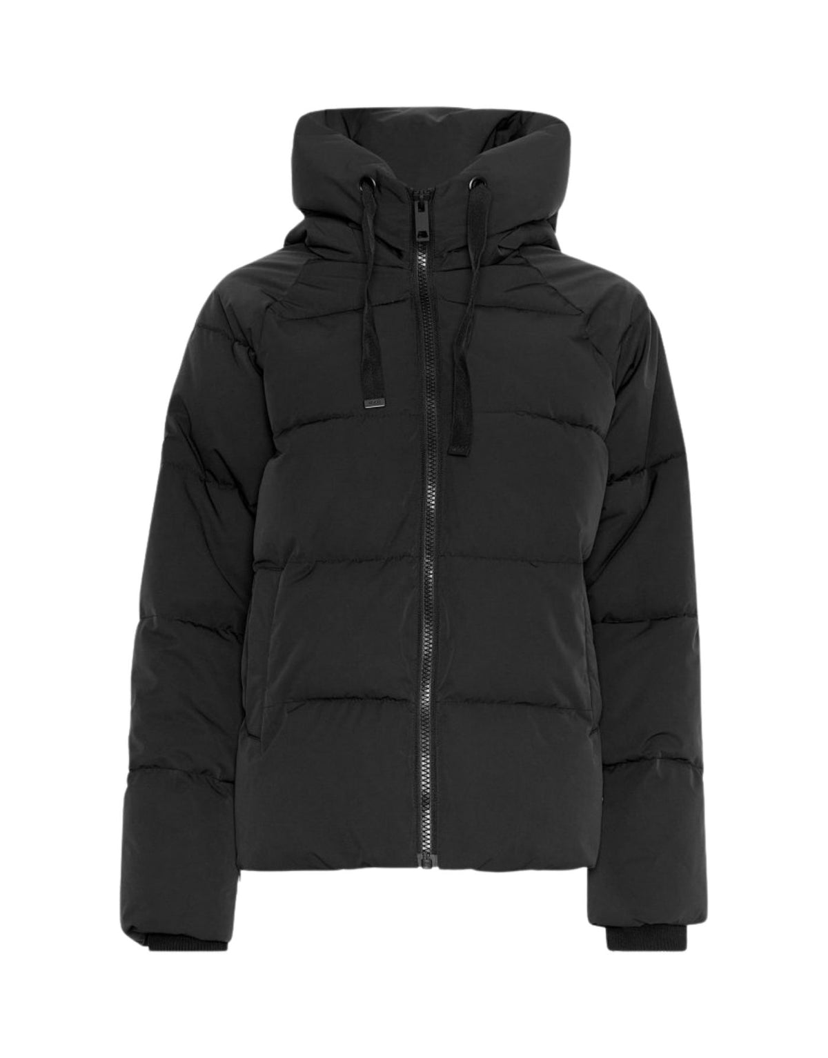 Schwarze kurze Winterjacke Pavinaria Short von MSCH Copenhagen mit Kapuze, hohem Kragen, leichter Wattierung und seitlichen Reißverschlüssen.