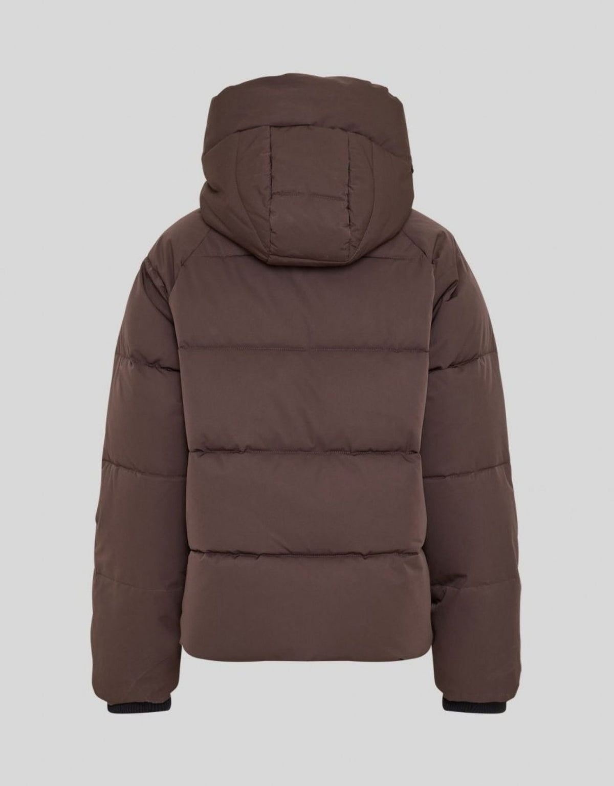 Braune kurze Winterjacke Pavinaria Short von MSCH Copenhagen in Hot Fudge mit Kapuze, hohem Kragen, leichter Wattierung und seitlichen Reißverschlüssen.