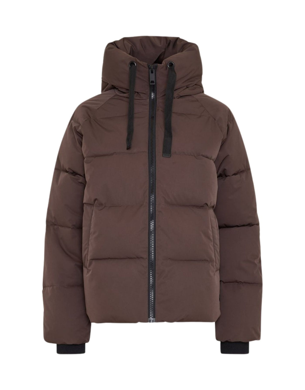 Braune kurze Winterjacke Pavinaria Short von MSCH Copenhagen in Hot Fudge mit Kapuze, hohem Kragen, leichter Wattierung und seitlichen Reißverschlüssen.