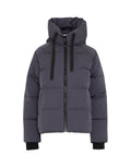 Dunkelblaue kurze Winterjacke Pavinaria Short von MSCH Copenhagen in India Ink mit Kapuze, hohem Kragen, leichter Wattierung und seitlichen Reißverschlüssen.