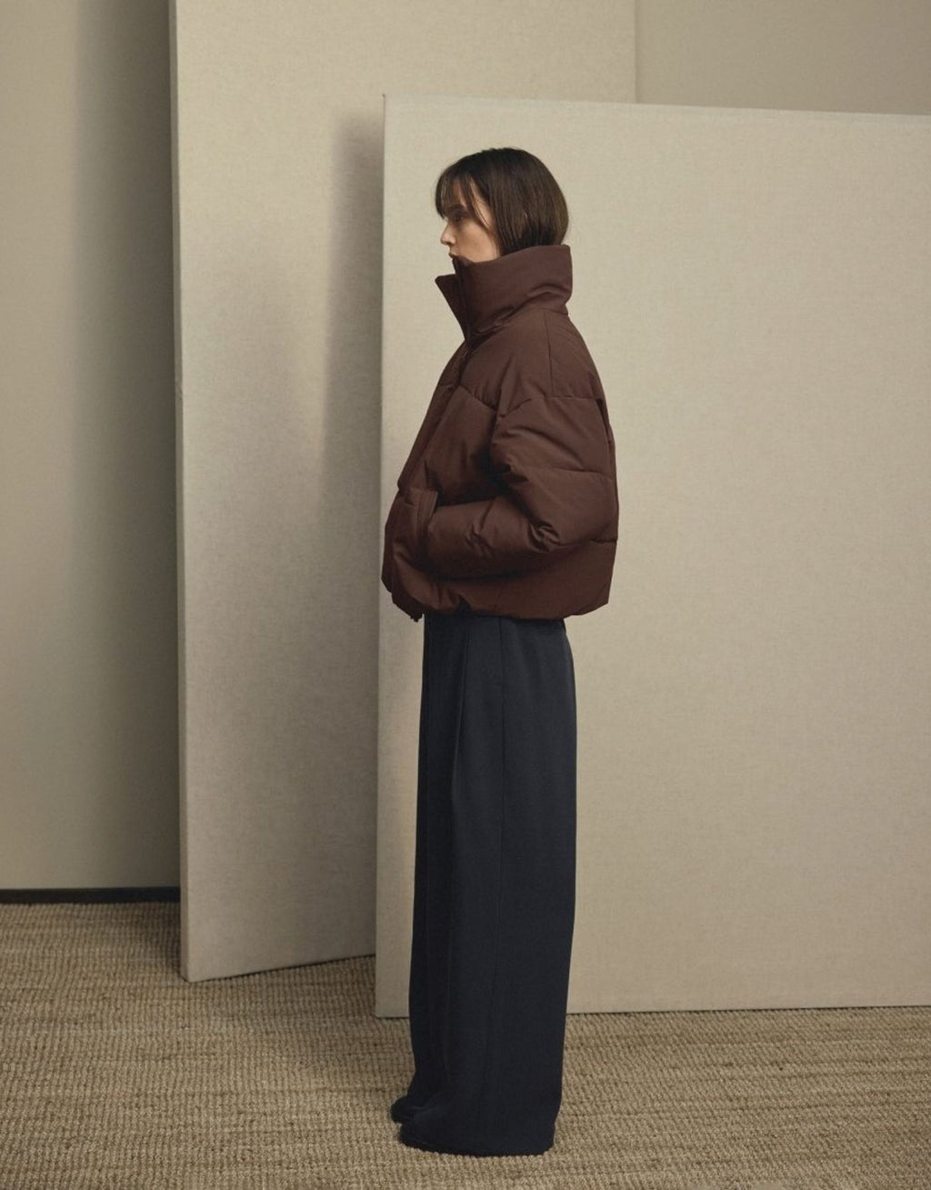 Braune wattierte Jacke Refron von MSCH Copenhagen in Hot Fudge mit kurzer Bomber-Silhouette, hohem Stehkragen und Reißverschluss am Model