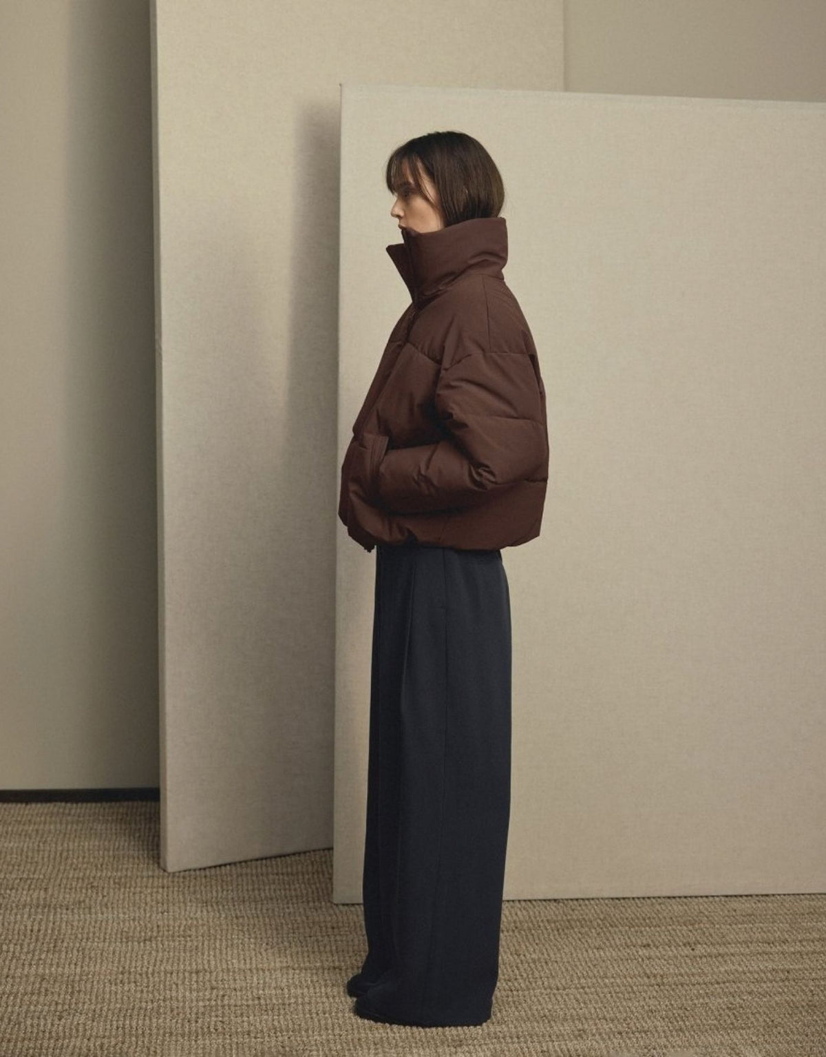Braune wattierte Jacke Refron von MSCH Copenhagen in Hot Fudge mit kurzer Bomber-Silhouette, hohem Stehkragen und Reißverschluss am Model