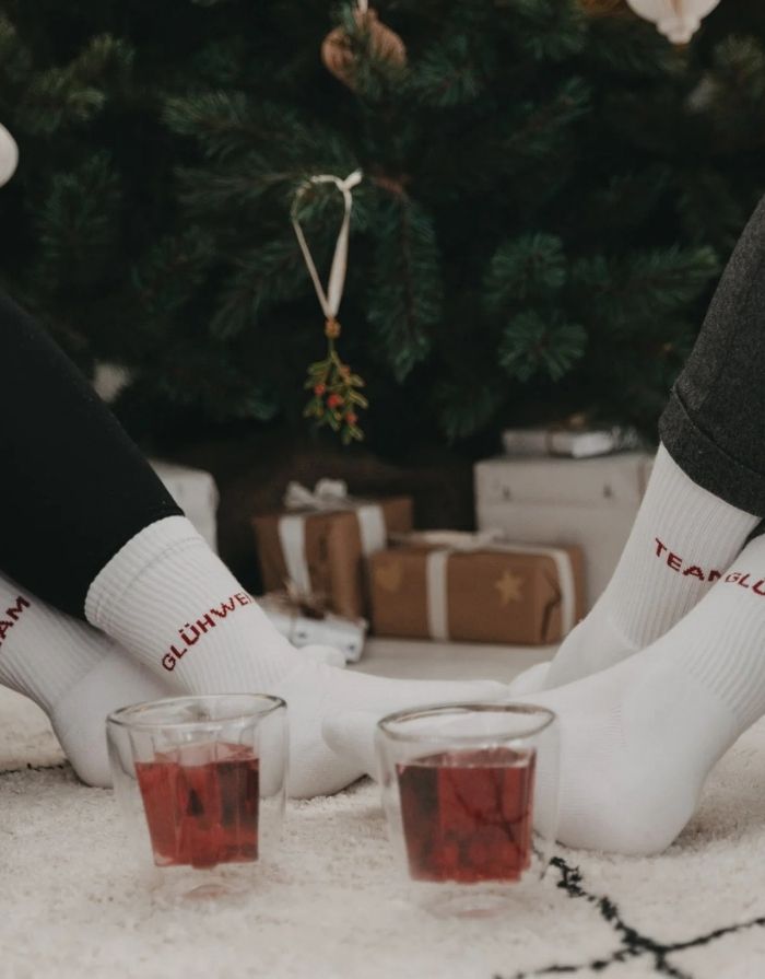Socken Team Glühwein von Eulenschnitt – weiche Baumwollsocken mit eingesticktem Schriftzug „Team Glühwein“ in festlichem Design.