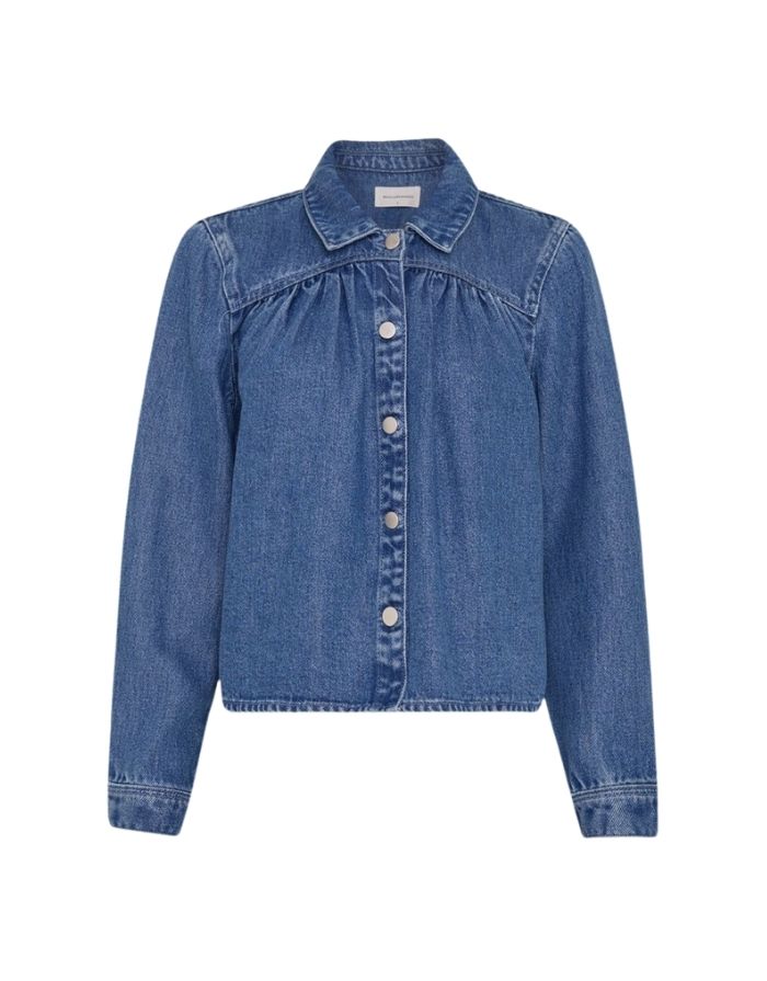  Ago Rue Jeans Shirt von MSCH Copenhagen in Mid Blue Wash mit klassischem Denim-Look und durchgehender Knopfleiste als Freisteller von vorne