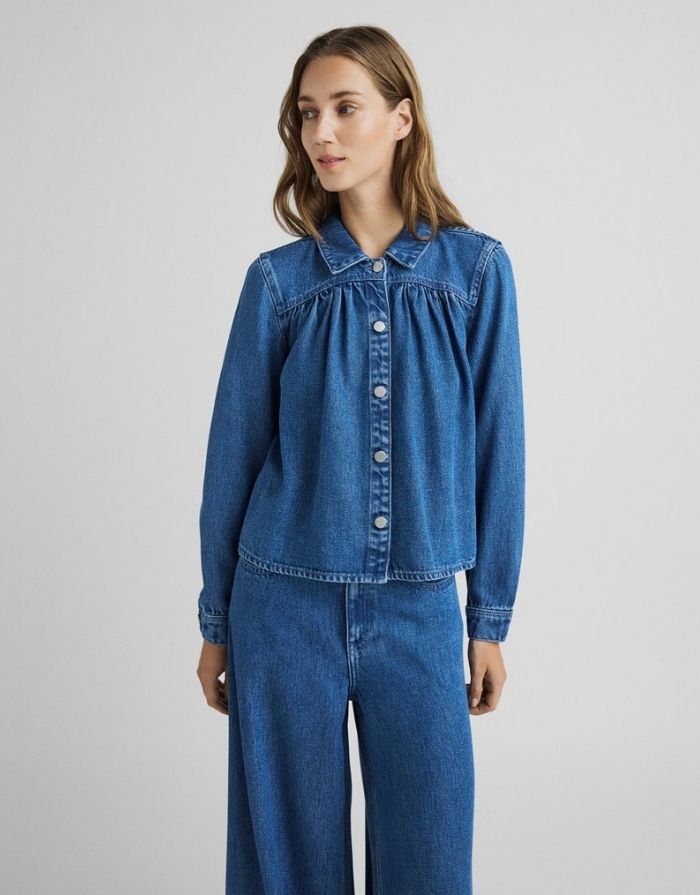  Ago Rue Jeans Shirt von MSCH Copenhagen in Mid Blue Wash mit klassischem Denim-Look und durchgehender Knopfleiste am Model
