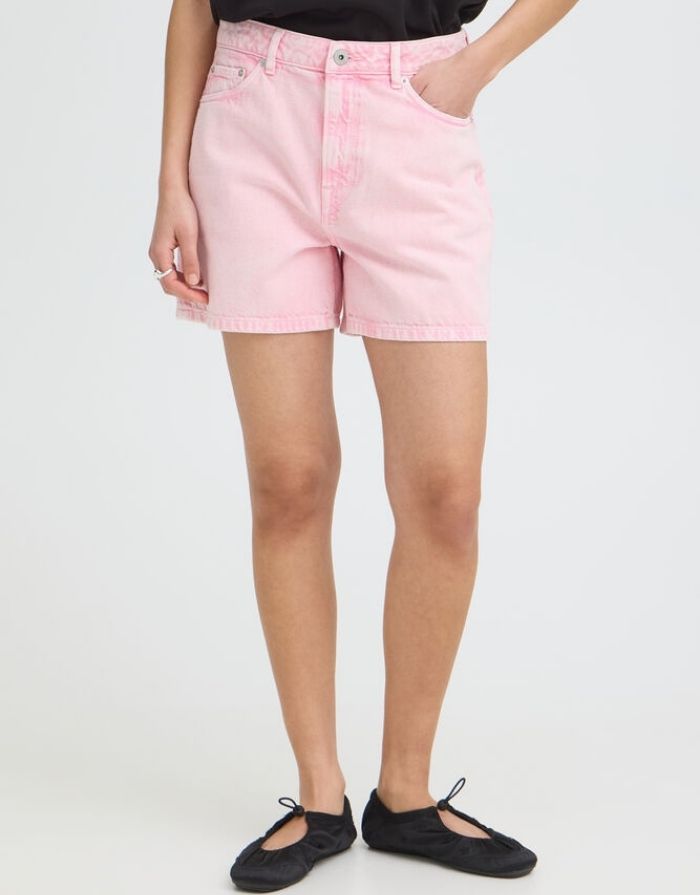  ICHI Shorts Ihavena Cameo Pink mit hoher Taille und verwaschenem Denim-Look.