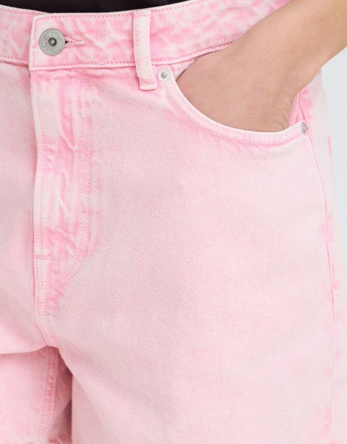  ICHI Shorts Ihavena Cameo Pink mit hoher Taille und verwaschenem Denim-Look.