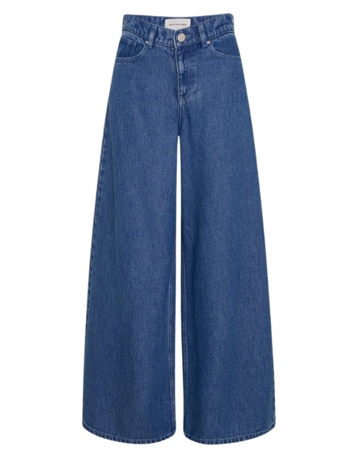 Mid Blue Wash Ago Rue Wide Leg Jeans von MSCH Copenhagen mit hohem Bund und weit geschnittenem Bein als Freisteller von vorne