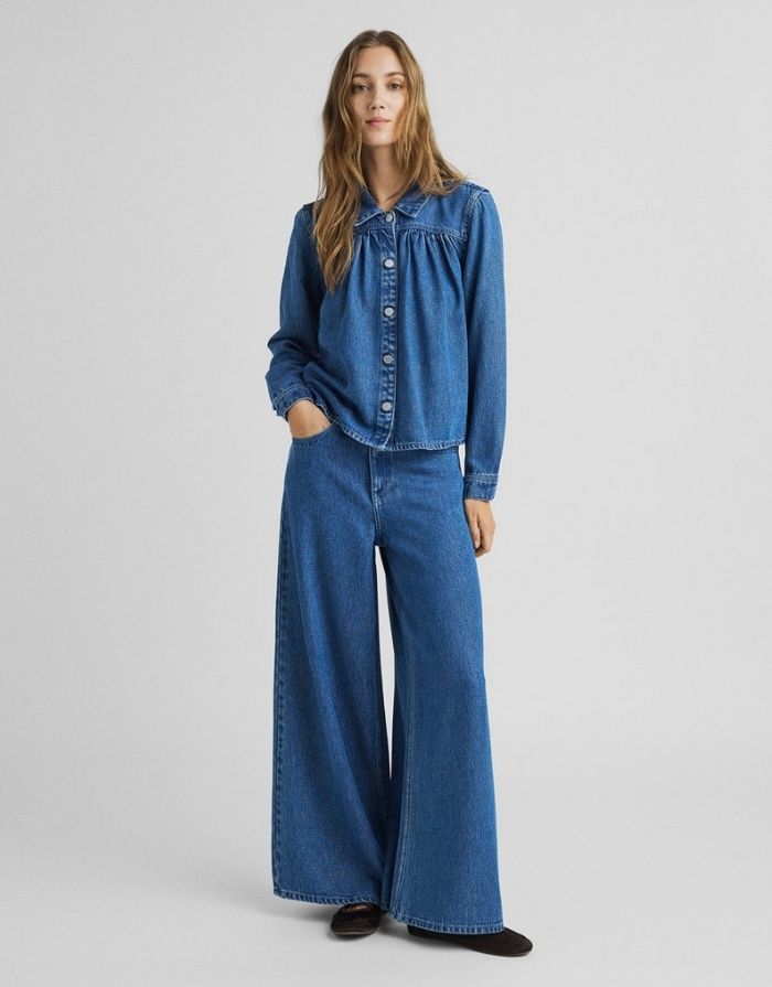 Mid Blue Wash Ago Rue Wide Leg Jeans von MSCH Copenhagen mit hohem Bund und weit geschnittenem Bein am Model mit passendem Shirt von vorne