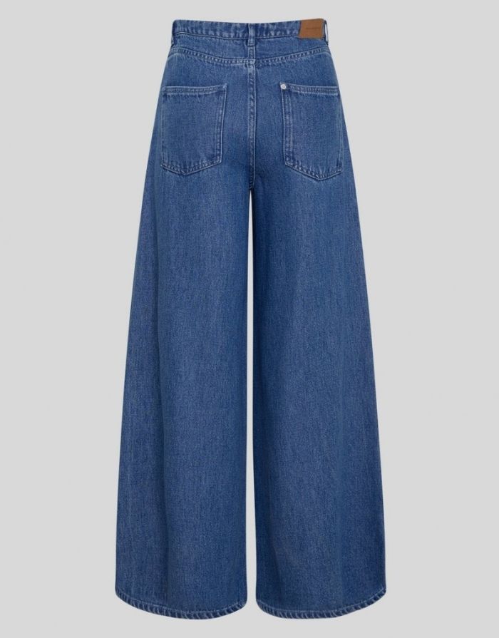 Mid Blue Wash Ago Rue Wide Leg Jeans von MSCH Copenhagen mit hohem Bund und weit geschnittenem Bein als Freisteller von hinten 