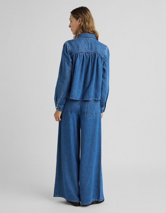 Mid Blue Wash Ago Rue Wide Leg Jeans von MSCH Copenhagen mit hohem Bund und weit geschnittenem Bein am Model mit passendem Shirt von hinten