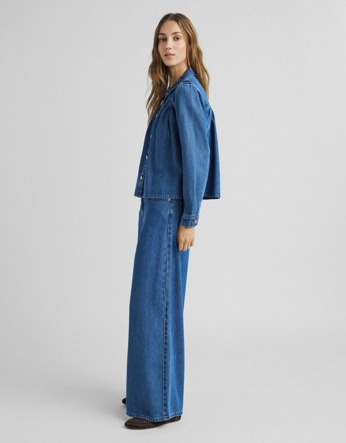 Mid Blue Wash Ago Rue Wide Leg Jeans von MSCH Copenhagen mit hohem Bund und weit geschnittenem Bein am Model mit passendem Shirt von der Seite