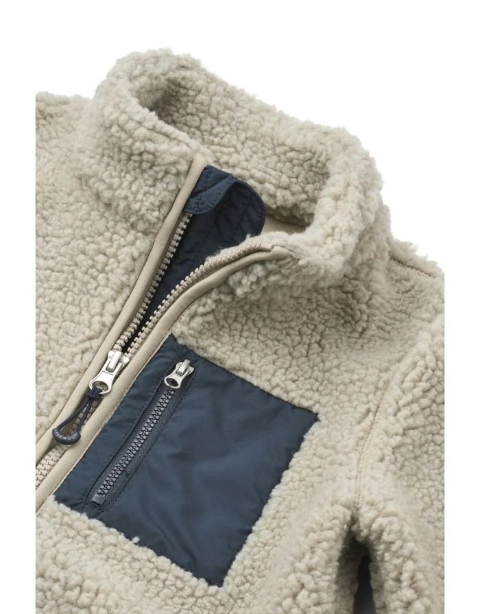 Liewood Nolan Fleecejacke Mist mit Stehkragen, Reißverschluss und Taschen aus recyceltem Polyester.