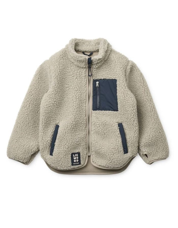Liewood Nolan Fleecejacke Mist mit Stehkragen, Reißverschluss und Taschen aus recyceltem Polyester.