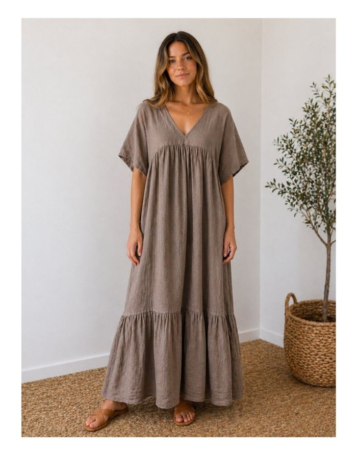  Leinenkleid Taupe von MAËLYS PARIS in lockerer Passform aus leichtem Leinen.