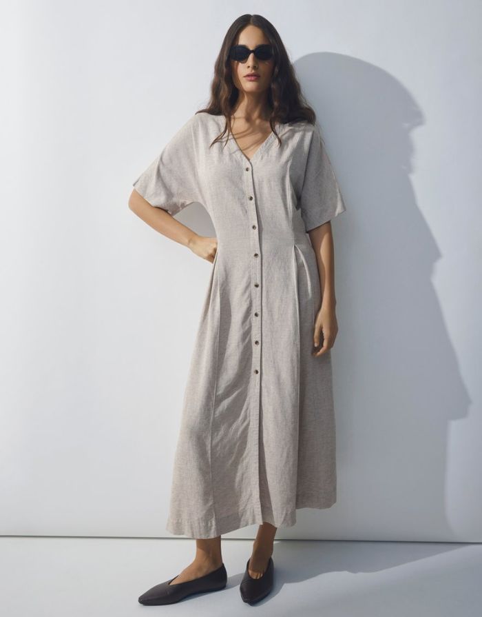  MSCH Copenhagen Kleid Viana Ginia 2/4 Sand Melange in Beige mit V-Ausschnitt und Knopfleiste.