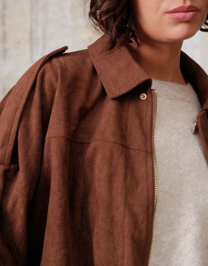  Kurze braune Jacke in Wildleder-Optik von Golden Live mit lockerer Passform und Reißverschluss.