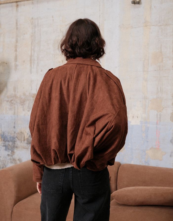  Kurze braune Jacke in Wildleder-Optik von Golden Live mit lockerer Passform und Reißverschluss.