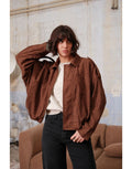  Kurze braune Jacke in Wildleder-Optik von Golden Live mit lockerer Passform und Reißverschluss.