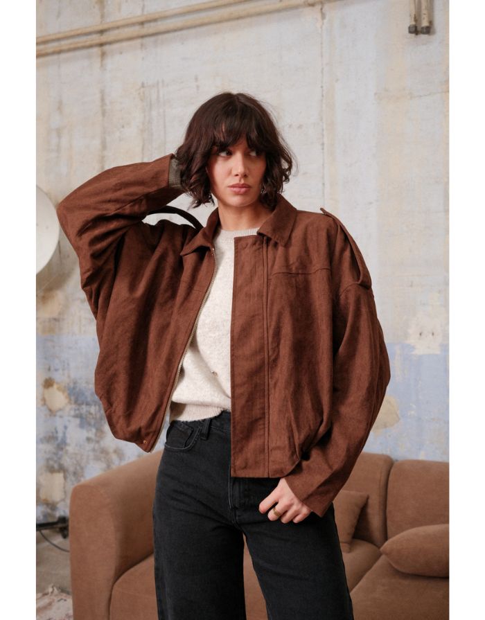  Kurze braune Jacke in Wildleder-Optik von Golden Live mit lockerer Passform und Reißverschluss.