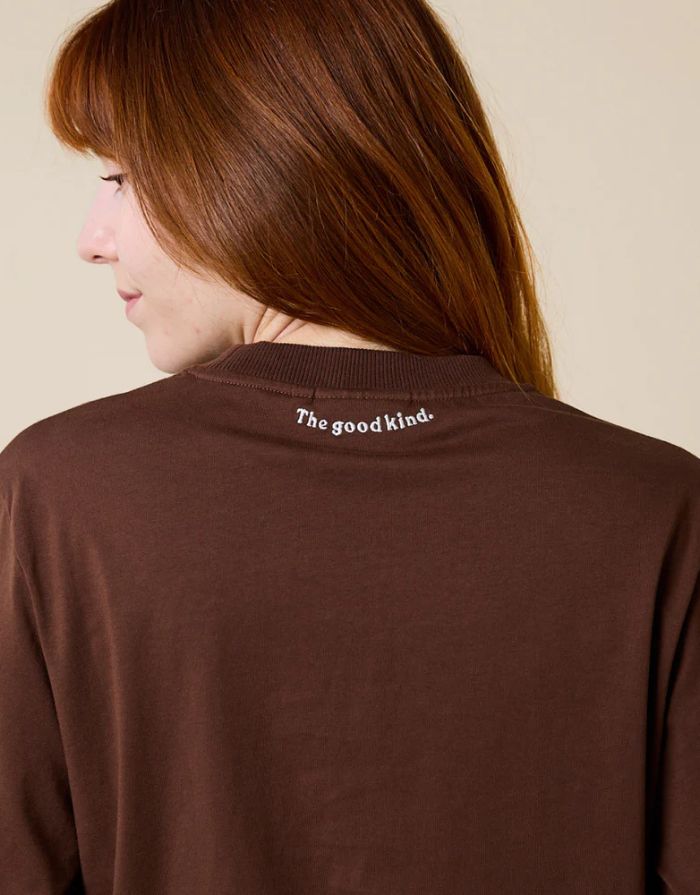Popeia Langarmshirt in Dunkelbraun – Relaxed Fit, breiter Kragen, Kindness-Spruch im Nacken, Bio-Baumwolle