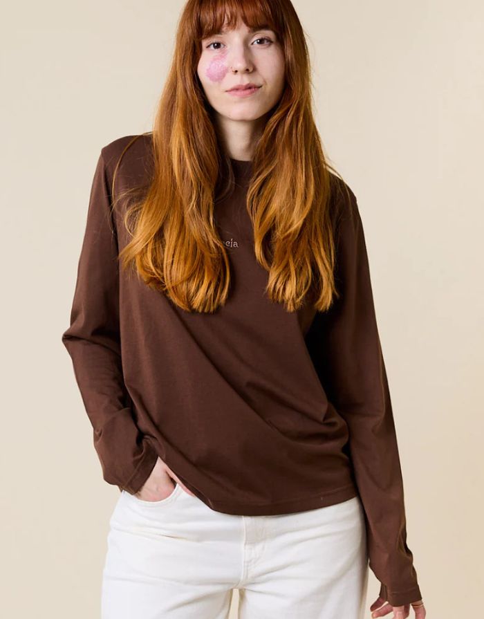 Popeia Langarmshirt in Dunkelbraun – Relaxed Fit, breiter Kragen, Kindness-Spruch im Nacken, Bio-Baumwolle