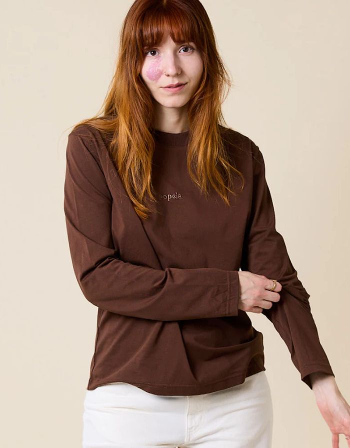 Popeia Langarmshirt in Dunkelbraun – Relaxed Fit, breiter Kragen, Kindness-Spruch im Nacken, Bio-Baumwolle