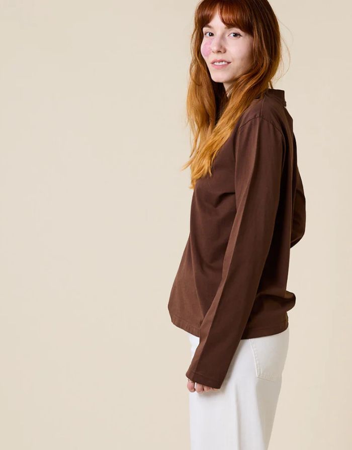 Popeia Langarmshirt in Dunkelbraun – Relaxed Fit, breiter Kragen, Kindness-Spruch im Nacken, Bio-Baumwolle