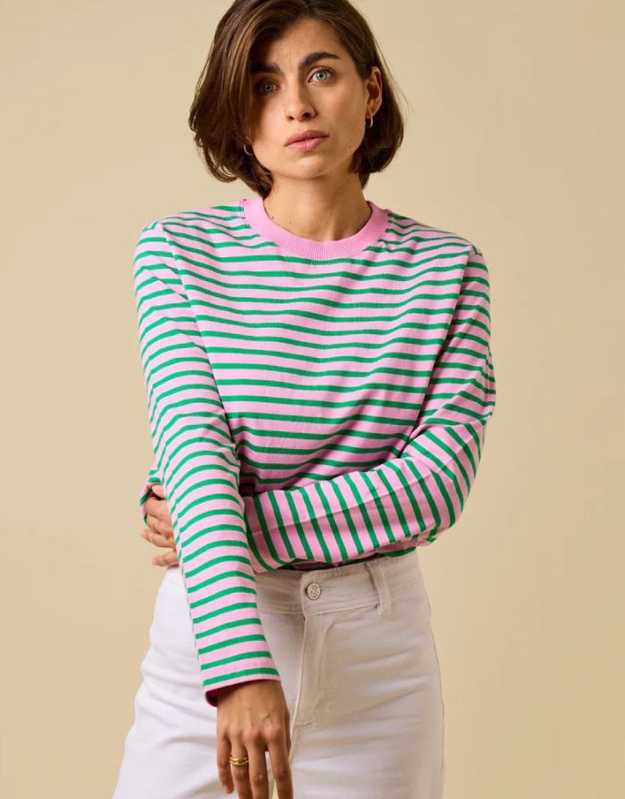 Popeia Langarmshirt aus Bio-Baumwolle in Pink und Grün gestreift mit relaxed Fit und „Kindness“-Detail im Nacken.
