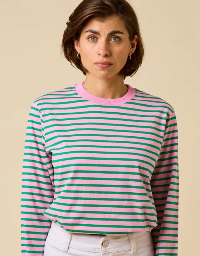 Popeia Langarmshirt aus Bio-Baumwolle in Pink und Grün gestreift mit relaxed Fit und „Kindness“-Detail im Nacken.