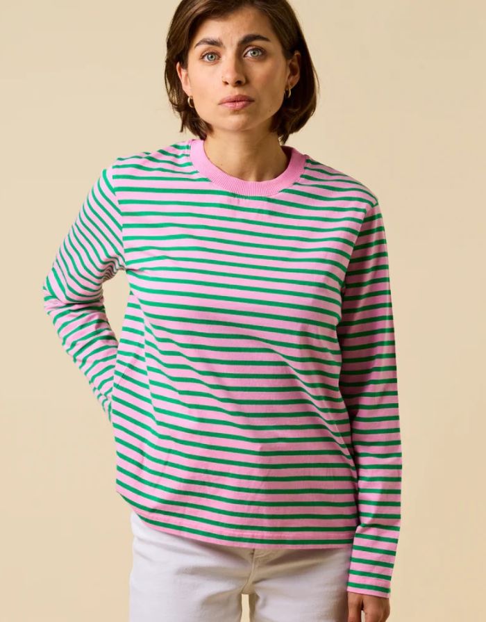 Popeia Langarmshirt aus Bio-Baumwolle in Pink und Grün gestreift mit relaxed Fit und „Kindness“-Detail im Nacken.