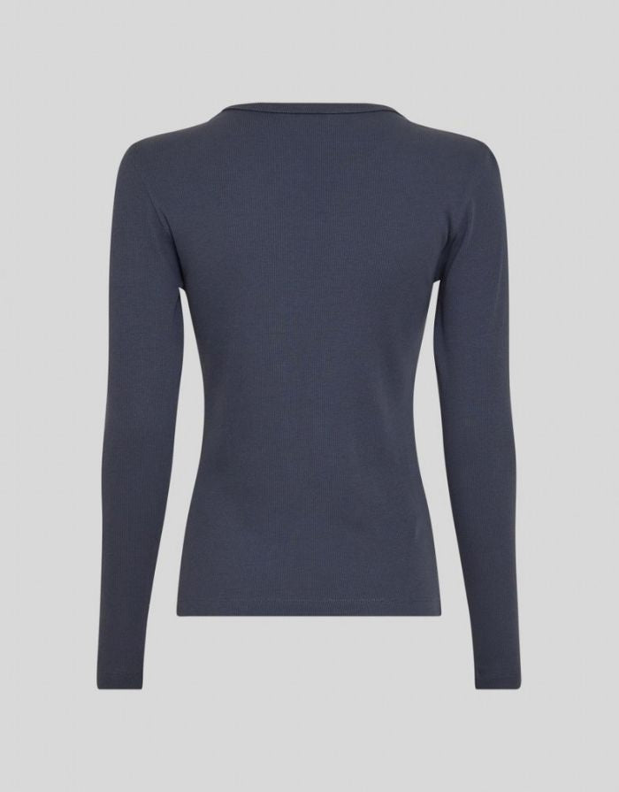 Blaues Langarmshirt Kickie Rasmia von MSCH Copenhagen in India Ink mit feiner Rippstruktur, Rundhalsausschnitt und körpernaher Passform.