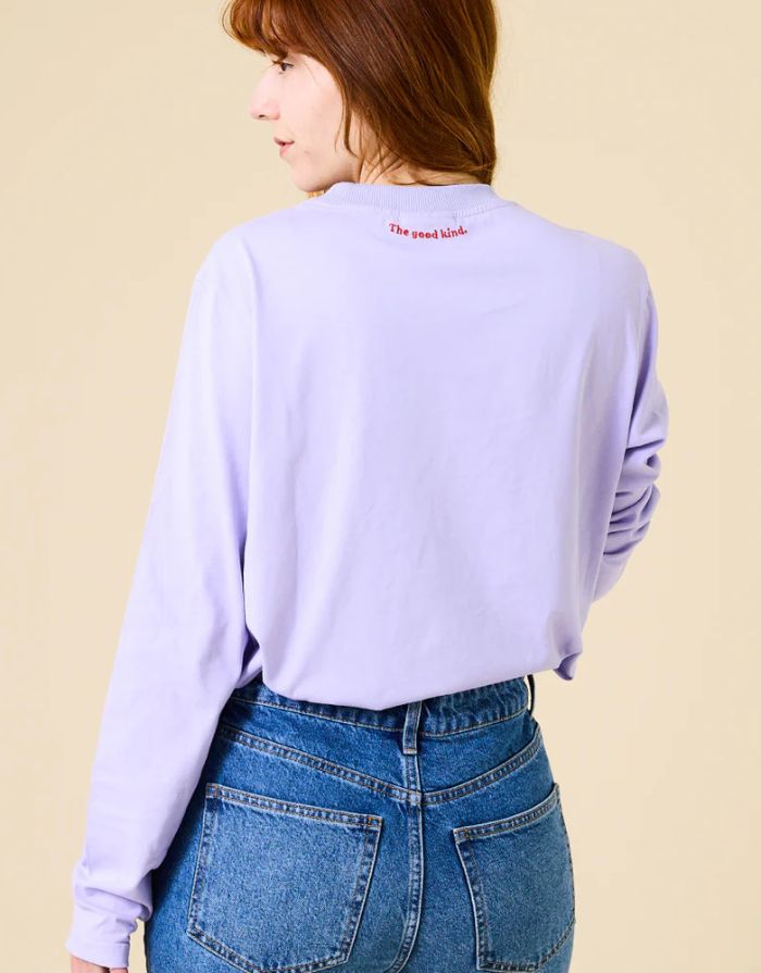 Popeia Langarmshirt in Lila – Relaxed Fit, breiter Kragen, Kindness-Spruch im Nacken, Bio-Baumwolle