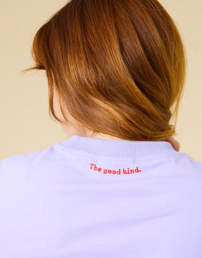 Popeia Langarmshirt in Lila – Relaxed Fit, breiter Kragen, Kindness-Spruch im Nacken, Bio-Baumwolle