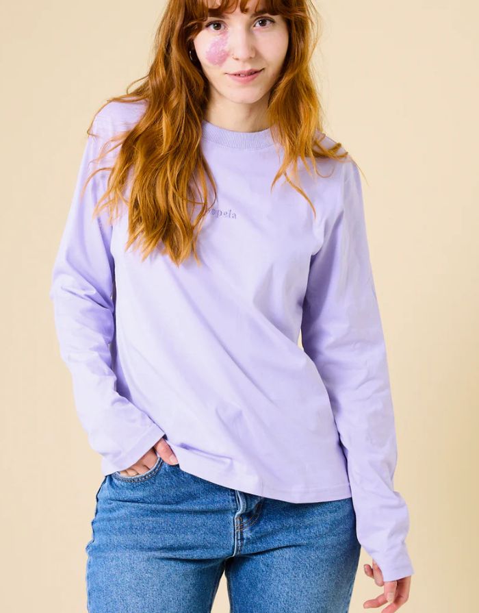 Popeia Langarmshirt in Lila – Relaxed Fit, breiter Kragen, Kindness-Spruch im Nacken, Bio-Baumwolle