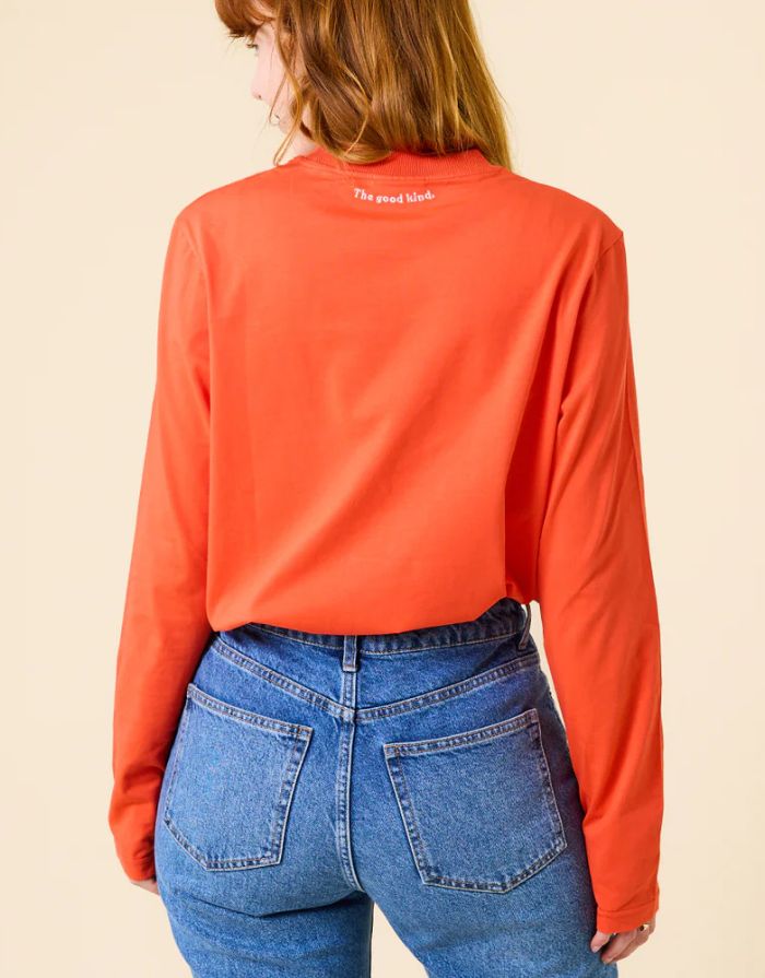 Popeia Langarmshirt in Rot – Relaxed Fit, breiter Kragen, Kindness-Spruch im Nacken, Bio-Baumwolle“