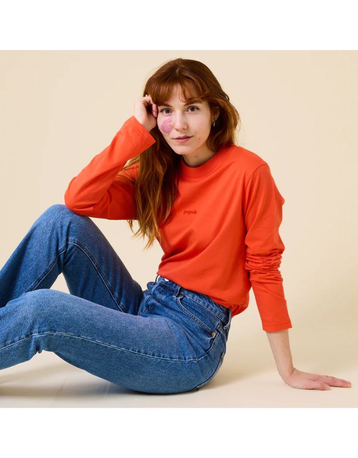 Popeia Langarmshirt in Rot – Relaxed Fit, breiter Kragen, Kindness-Spruch im Nacken, Bio-Baumwolle“